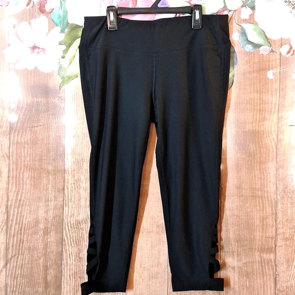 APANA BLACK CAPRI LEGGINGS MEDIUM